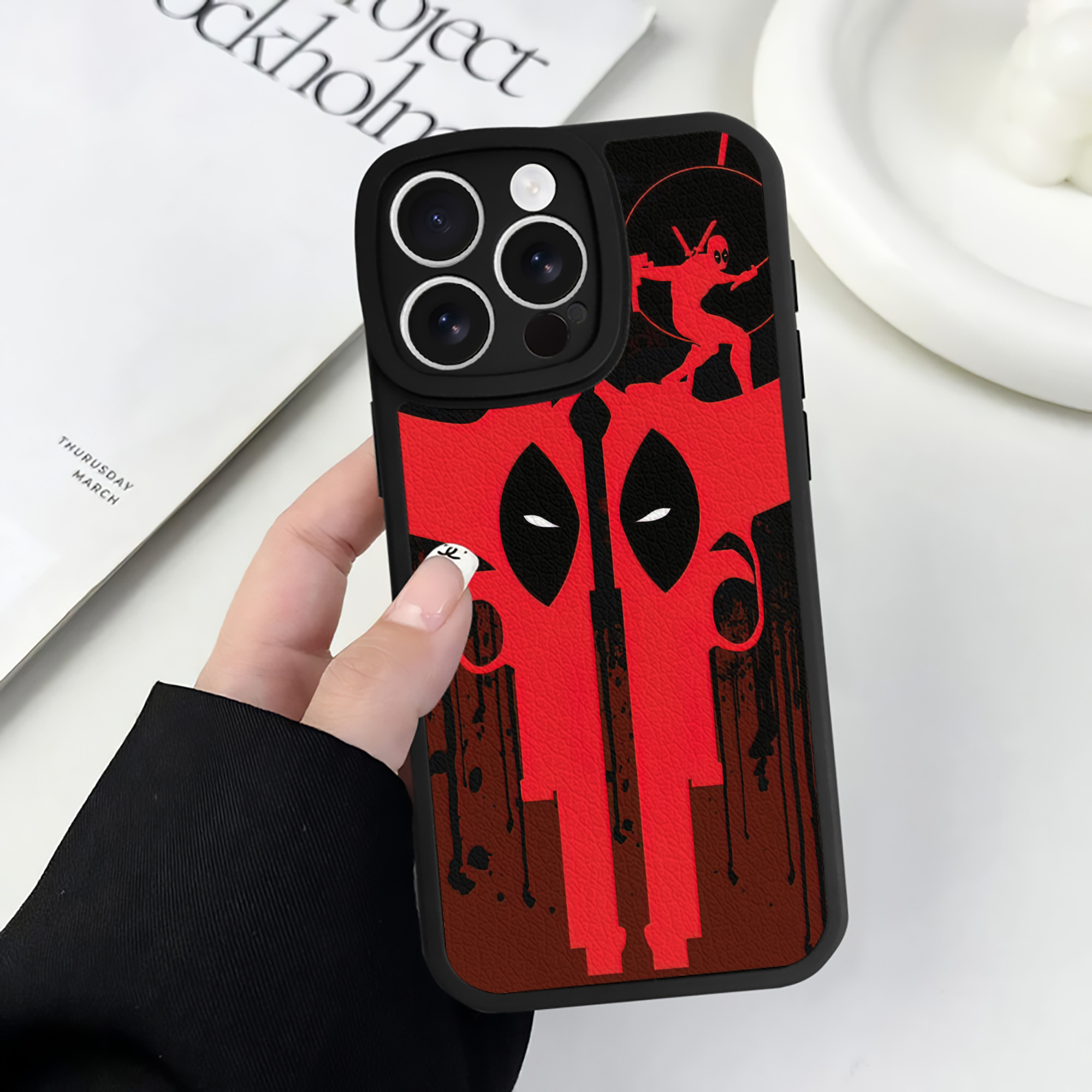 （画像用） Deadpool デッドプール 【iPhone 16シリーズ対応】シリコンスマホケース（レザー調） 材質：シリコン